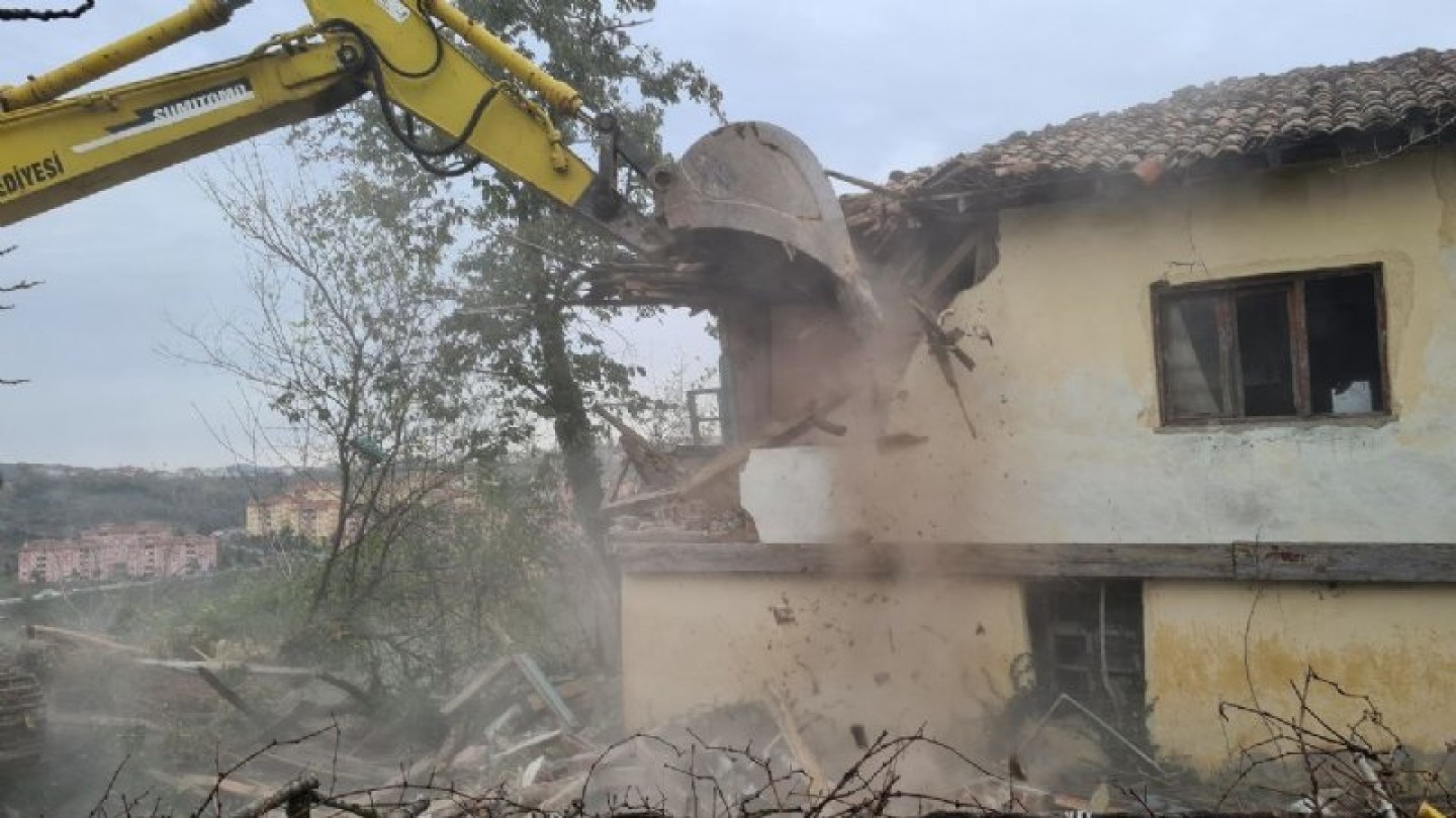 Camiatik Mahallesi 118 ada 11 parselde bulunan Ali Şefik KESİNAN Mirasçılarına Ait Metruk Bina Hakkında DUYURU