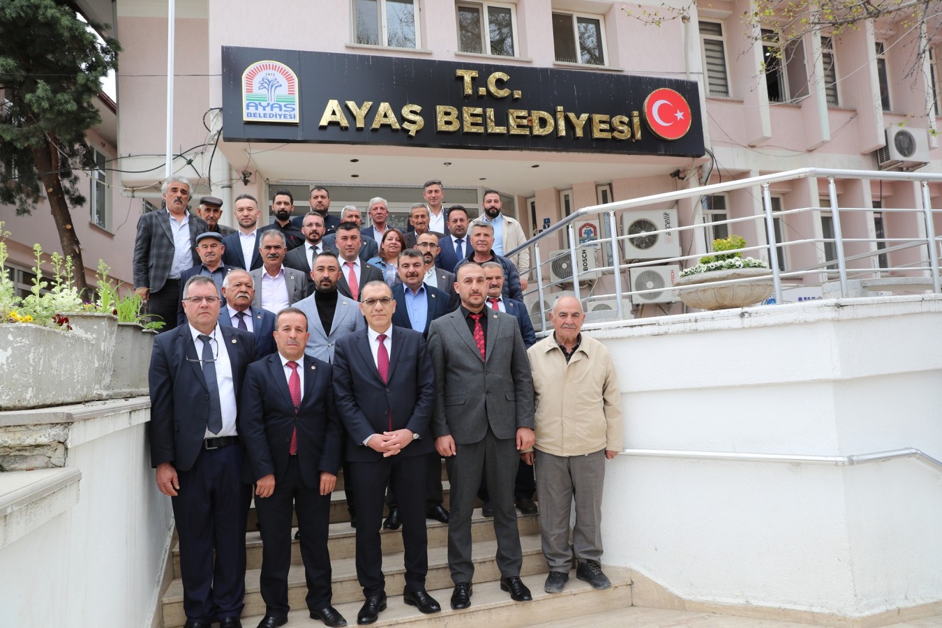 "Yeni seçilen Mahalle Muhtarlarımız’dan Başkan Demircioğlu’na hayırlı olsun ziyareti."